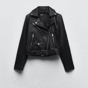 Skinnjacka från zara - Jacka från zara i storlek M men passar S eftersom att den är väldigt liten i storleken, nästan aldrig använd och köptes i juni 2022. Nypris 559kr. Köpt är köpt, och köpare står för frakt. Pris kan diskuteras.