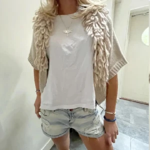 Kofta  - Skit snygg kofta med fransar! Tryck gärna på köp nu🩷