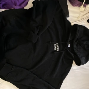 Svart hoodie - Inga skador, använd 10 ggr men inget som syns eller känns, den håller sig uppe/ åker inte ner över rumpan vilket jag gillar.