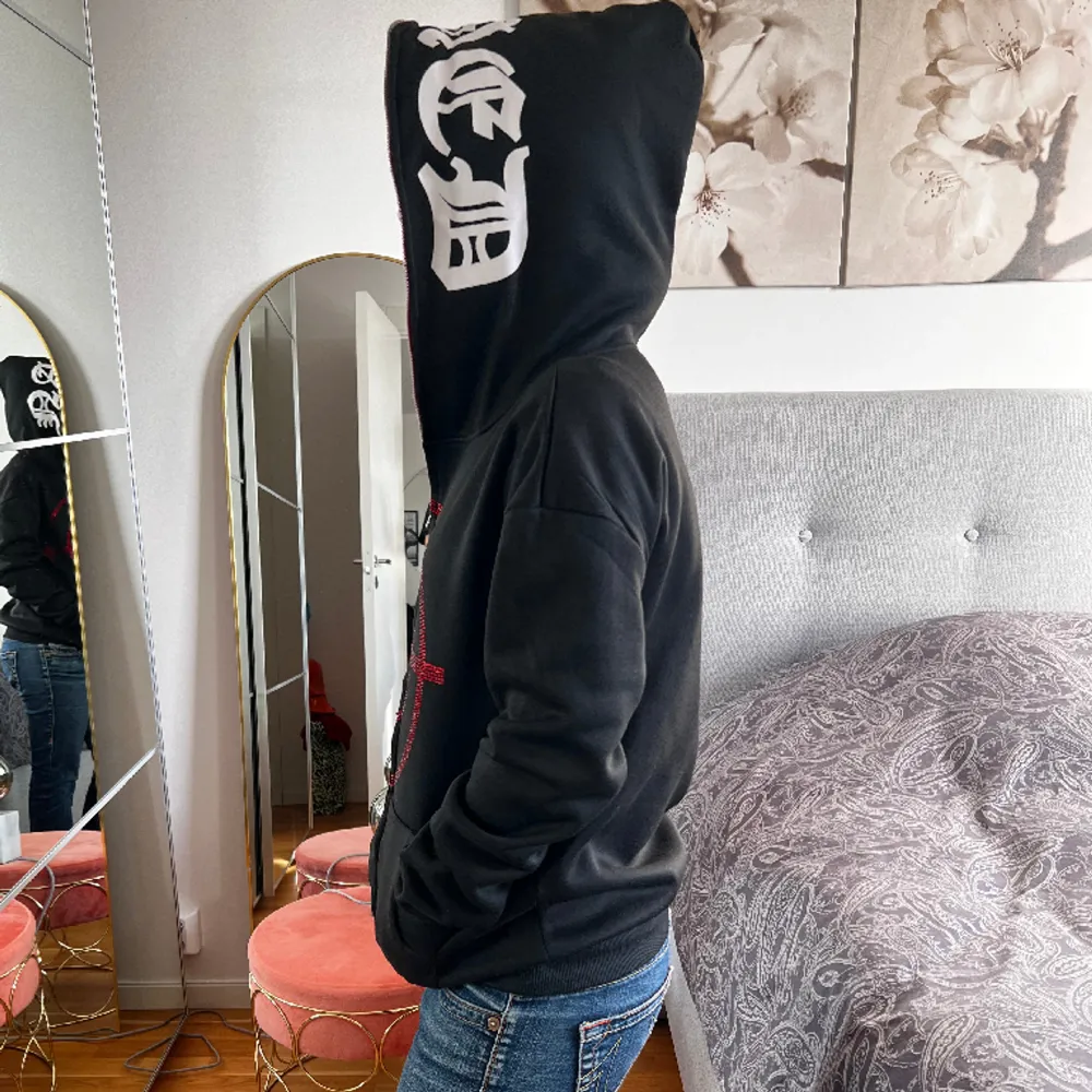 Cool zip up hoodie med stenar på. Har dragkedja som går hela vägen och är i nyskick. Kontakta mig vid frågor💞. Tröjor & Koftor.