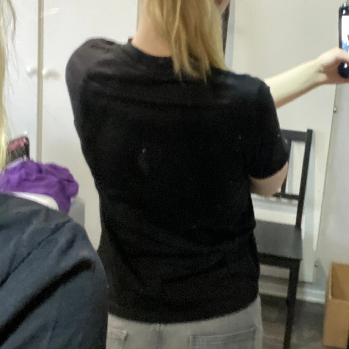 Svart T-shirt med tryck på bysten - 90