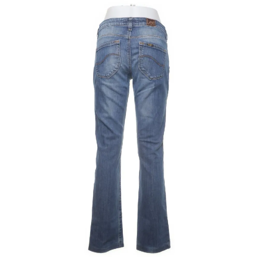 Jättefina jeans från Lee som tyvärr är för korta på mig🩷. Jeans & Byxor.