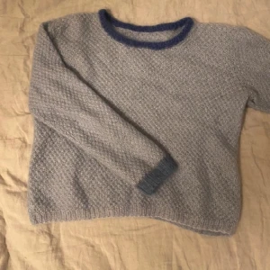 stickad tröja  - jättefin blå stickad tröja, som jag skulle säga passar en st. 34-36. Tröjan är ljusblå med mörkblå kanter. Hör av er om ni har några frågor!💗