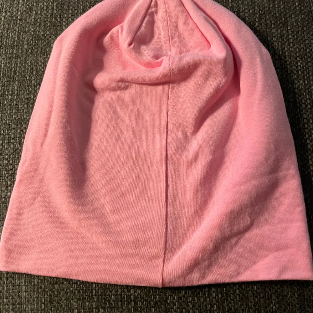 Rosa Dolly style mössa Fint skick knappt använd!!!. Muu.