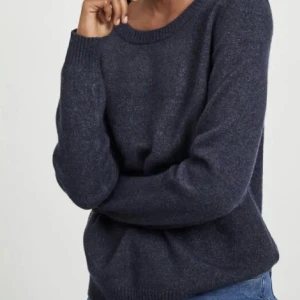 VILA Marinblå Tröja - Marinblå stickad tröja från Vila. Använd fåtal gånger. Tryck gärna på köp nu!