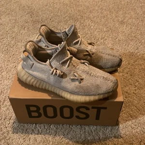 Yeezy 350 - Yeezy storlek Eu 42, väl använda men fortfarande ett i ett bra skick. Inga defekter men synligt att de har använts. 