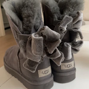 Uggs, bra skick  - Supergulliga uggs köpta i usa, väldigt bra skick, bara Används ett fåtal gånger. Nypris: 3005kr