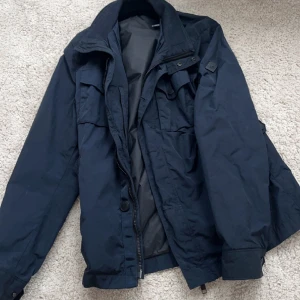 J. Lindeberg jacka  - Säljer en mörk bli jl Lindeberg jacka som jag fått i julklapp men som ej passar. Den är i storlek S och har inte använts en ända gång. Hör av dig om fler bilder eller frågor. Är även intresserad av byten.