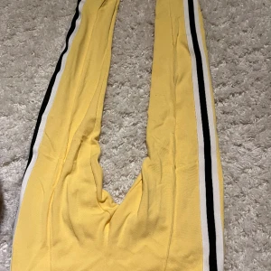 Gula mjukisbyxor! - Ett par gula mjukisbyxor med snygga svart vita ränder på sidan! Använts fåtal gånger.