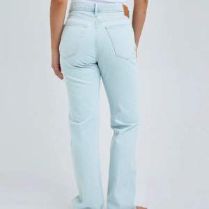 Säljer dessa blå lågmidjade jeans från bikbok!!! Nypris 699. Sparsamt använda!! Skriv om ni vill ha bild med de på🥰