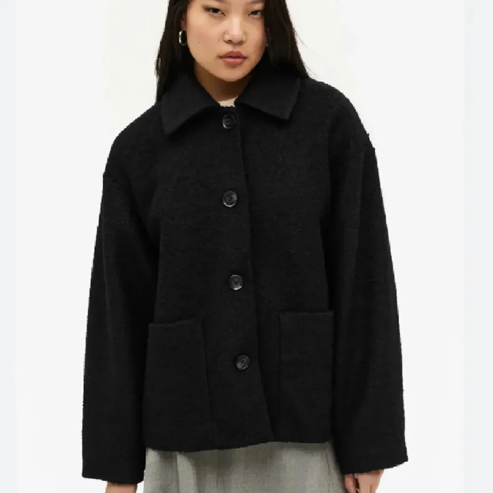 Säljer en super fin svart kappa ifrån Monki💕💕skriv om du är intresserad . Jackor.