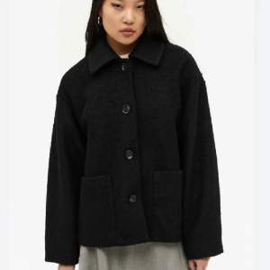 Säljer en super fin svart kappa ifrån Monki💕💕skriv om du är intresserad 