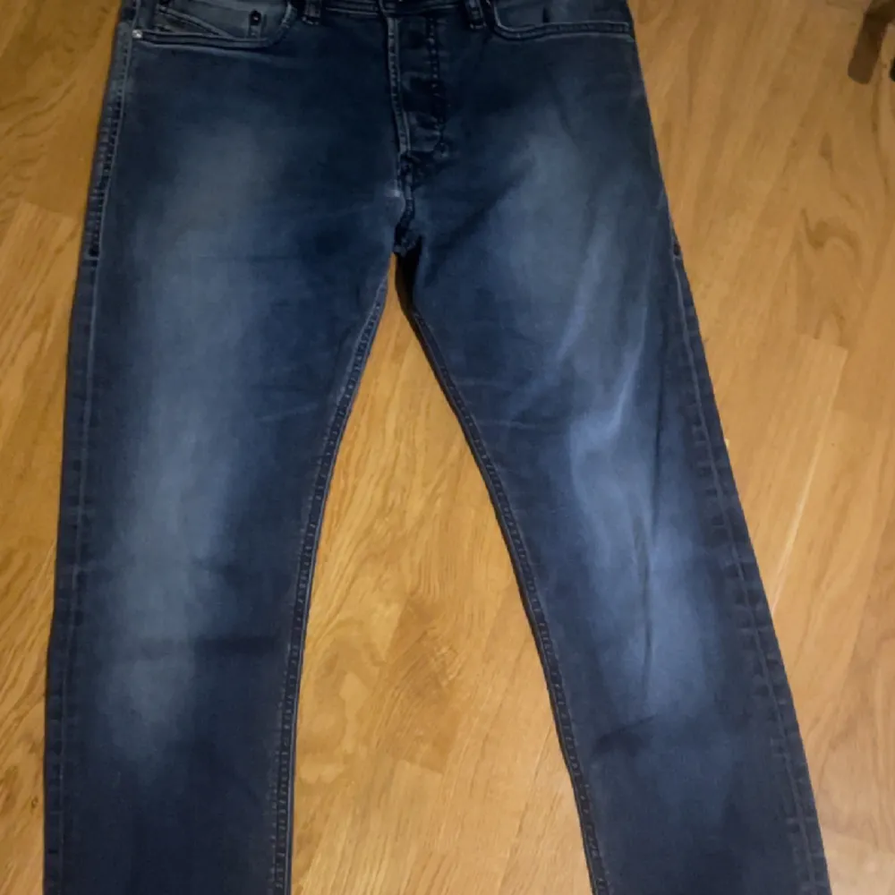 Säljer dessa diesel Jeans i färgen blå, skicket är väldigt gott inga defekter eller så. Storleken är 29/34. . Jeans & Byxor.