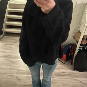 Stickad tröja  - Jätte söt stickad tröja🖤 Den är mysig, varm och har en turtleneck!! Storlek M men passar även S 