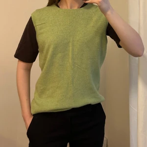 Grön Kashmirväst - Grön väst i mjuk Kashmir. Jag har vanligtvis XS så på mig är västen oversize