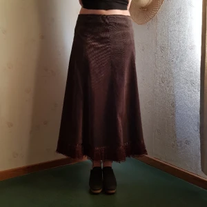 Brun manchesterkjol med spets - One of a kind handgjord brun kjol i manchester med spetsdetalj i botten. 🍒🍒 Fodrad med glatt typ på insidan. Midjemått: 44 cm rakt över. Dragkedja i sidan. Passar M och L.  I fint skick. 🦋