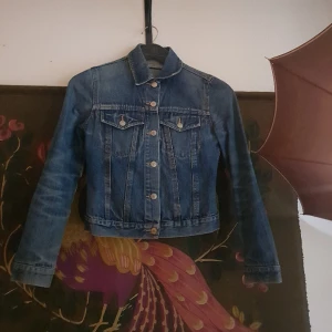 Jeansjacka 90 tal - 💙Jeansjacka💙  Märkt st 34, skulle säga XS.   100% bomull. Köpt i Prag slutet av 90 talet.   Välanvänd, vilket gör den så mkt snyggare. Ljusare på sina ställen. Lite slitet i ärmslut.   Mer bilder finns 