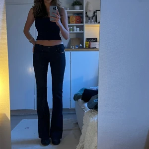 Diesel Jeans - Säljer ett par av mina favoritjeans då de har blivit för små för mig! De är lågmidjade, väldigt bra skick, storlek w27 l32 med mått: 37cm rakt över och ca 82cm innerbenslängd💕
