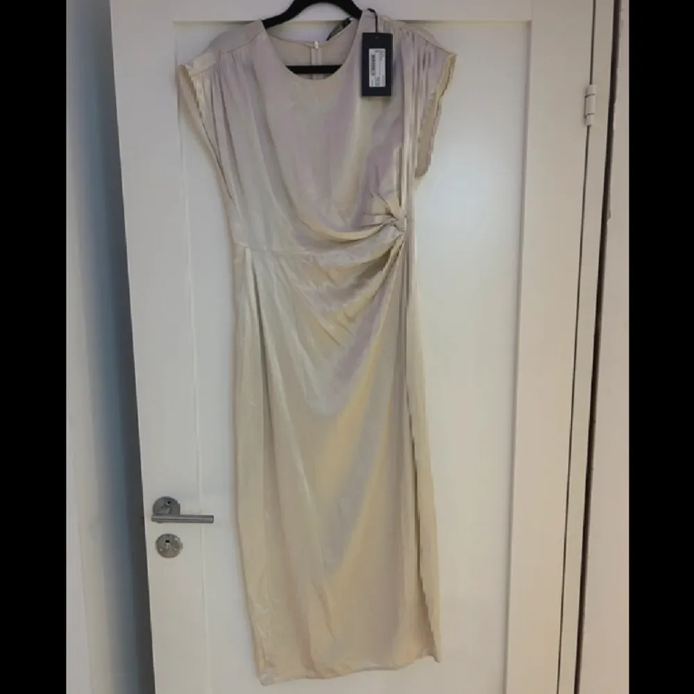 Helt ny o fin beige silkes/satin klänning! Nypris 799kr🏷️ Köpt på MQ. Klänningar.