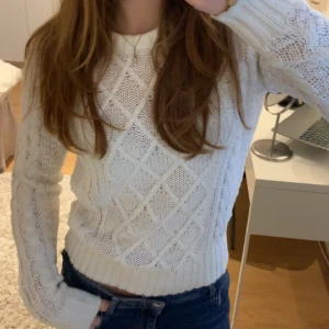 Kabelstickad Tröja🤍 - Jättesöt kabelstickad tröja från Holly&White💘 Säljs för att den inte används längre, kontakta mig för fler bilder, frågor och intresse!