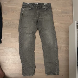 Jeans - Loose Chris, Jack and Jones. Använt en sommar. Har ett märke på vänster backfickan från en bläckpenna. Nypris 600kr