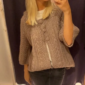 Stickad kofta - Bild från tjejen jag köpte av. Säljer då den inte kommer till användning.