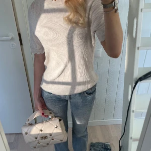 Trekvartsärmad tröja - Super snygg stickad trekvartsärmad tröja ❤️ 10/10 skick, säljer eftersom den inte kommer till användning. Nyskick.