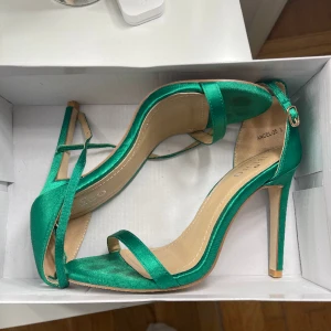 Mörkgröna klackar  - Använda men fortfarande fina! Ett par extra brytbara klackspetsar medföljer:)