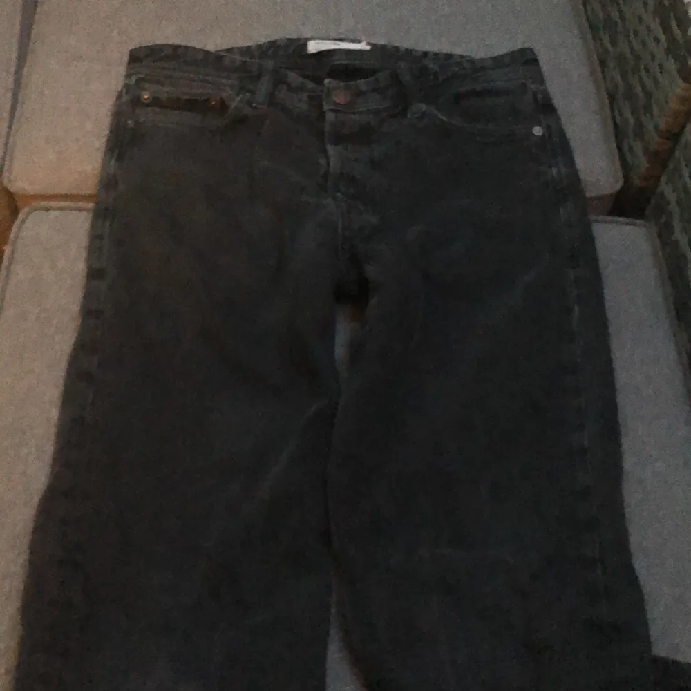 Svarta Jack and Jones jeans i passformen loose/Chris. Säljer för att de har blivit för små. Cond - 9/10.. Jeans & Byxor.