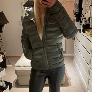 Grön colmar jacka - En jätte snygg grön colmar jacka som är super skön och varm, kontakta för fler bilder💕💕💕