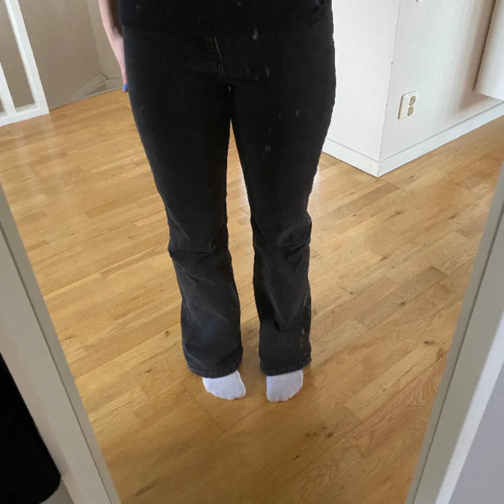 Svarta jeans med hög midja, som aldrig riktigt kommit till användning, jättefin svart färg. Jag är ca 166cm för referens!❤️. Jeans & Byxor.