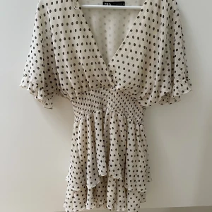 Klänning - Säljer min såå fina prickiga klänning från zara! Perfekt nu inför våren! Skriv för mer info💕