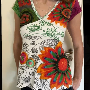 Desigual topp - Jätte söt topp från Deaigual, en liten fläck på framsidan se sista bilen.