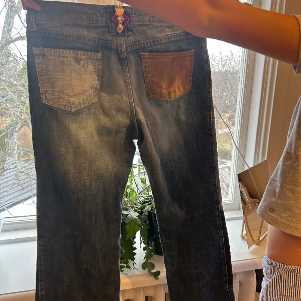 Utsvängda jeans som tyvvär är för stora på mig. Jeans & Byxor.