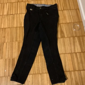 Svarta Ridbyxor  - Väldigt bra skick nästan oanvända ungefär i storlek 130-134