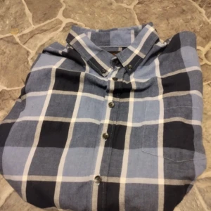 Mörkblå skjorta Dressman - Stilig skjorta från Dressman . Knappt använd p.g.a storleken. 