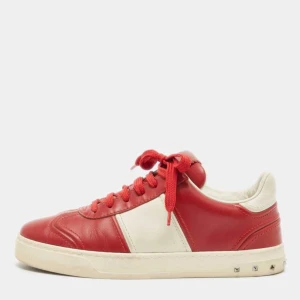 Valentino flycrews - Är beställda så har it fått dem än. Skick 9/10 i strl 38 1/2 passar 39-40. Skriv vid minsta funderingar.