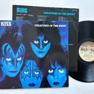 Kiss lP skiva 😍 - Säljer den hade den som dekor på väggen men tog ner den och vet ej vad jag ska ha den nu så väljer att sälja💕  Köpt för 479kr  priset som jag sätter går att diskutera💕 Fint skick och inga repor i skivan