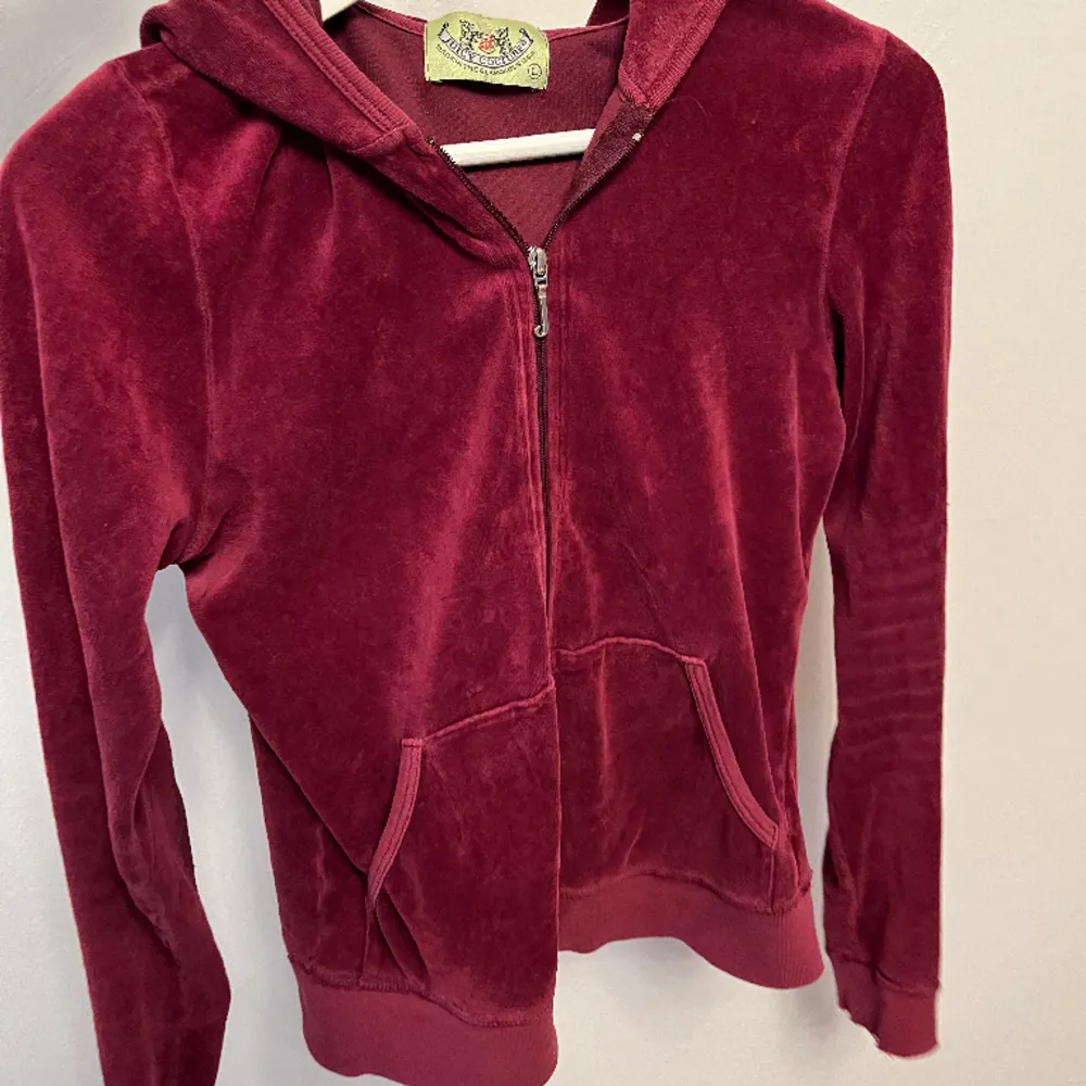 Säljer en jätte ICONIC juicy couture hoodie som jag älskar ❤️ Den är i en mörk lila/vinröd färg som passar perfekt till allt möjligt. Det är den äldre versionen, det står storlek L men den passar mig som är en storlek xs/s. . Hoodies.