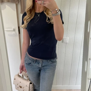 T-shirt - Såå fin tshirt, 10/10 skick, säljer då den inte kommer till användning. Perfekt till lågmidjade jeans ❣️säljer flera t-shirts