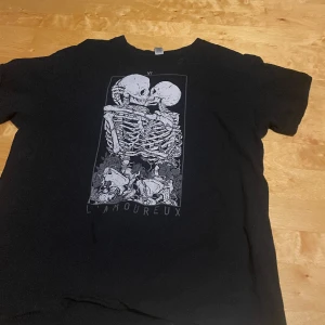 Skelett tshirt - Snygg skelett T-shirt med vitt tryck 