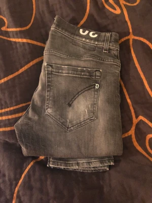 Gråa Dondup jeans - Tjena säljer nu mina gråa Dondup jeans i storlek 30 och modellen är i George. 