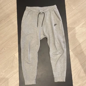 Nike tech fleece byxor - ÄKTA Nike tech fleece byxor säljes. Köpta på Zalando för ca 1100kr men säljer dom för 599kr då dom inte används och bara tar upp plats i garderoben. Hör av er om ni har några frågor😁