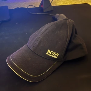 Hugo boss keps - Bra skick, lite smutsig bara och säljs pga att den inte används och bara samlar damm! Kontakta för mer info/bilder.