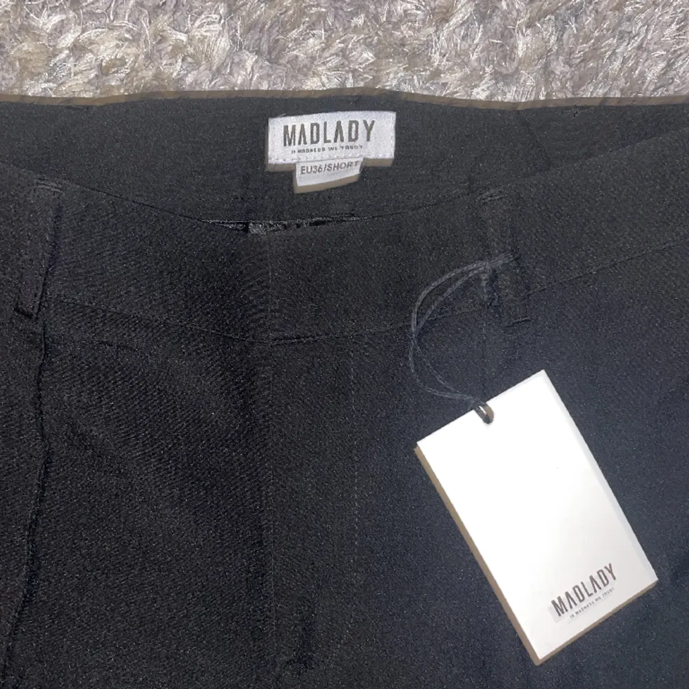 Jag säljer ett par jättefina kostymbyxor från madlady eftersom att det var förstora för mig🙏aldrig använda därför lapp kvar💗storlek w36 short⭐️nypris 649kr. Jeans & Byxor.