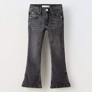 Säljer dessa utsvängda jeans med liten slits från Zara!❤️❤️ Passade mig bra när jag var 155cm lång! Storlek: 13-14   (Säljer i samma modell i flera färger) 
