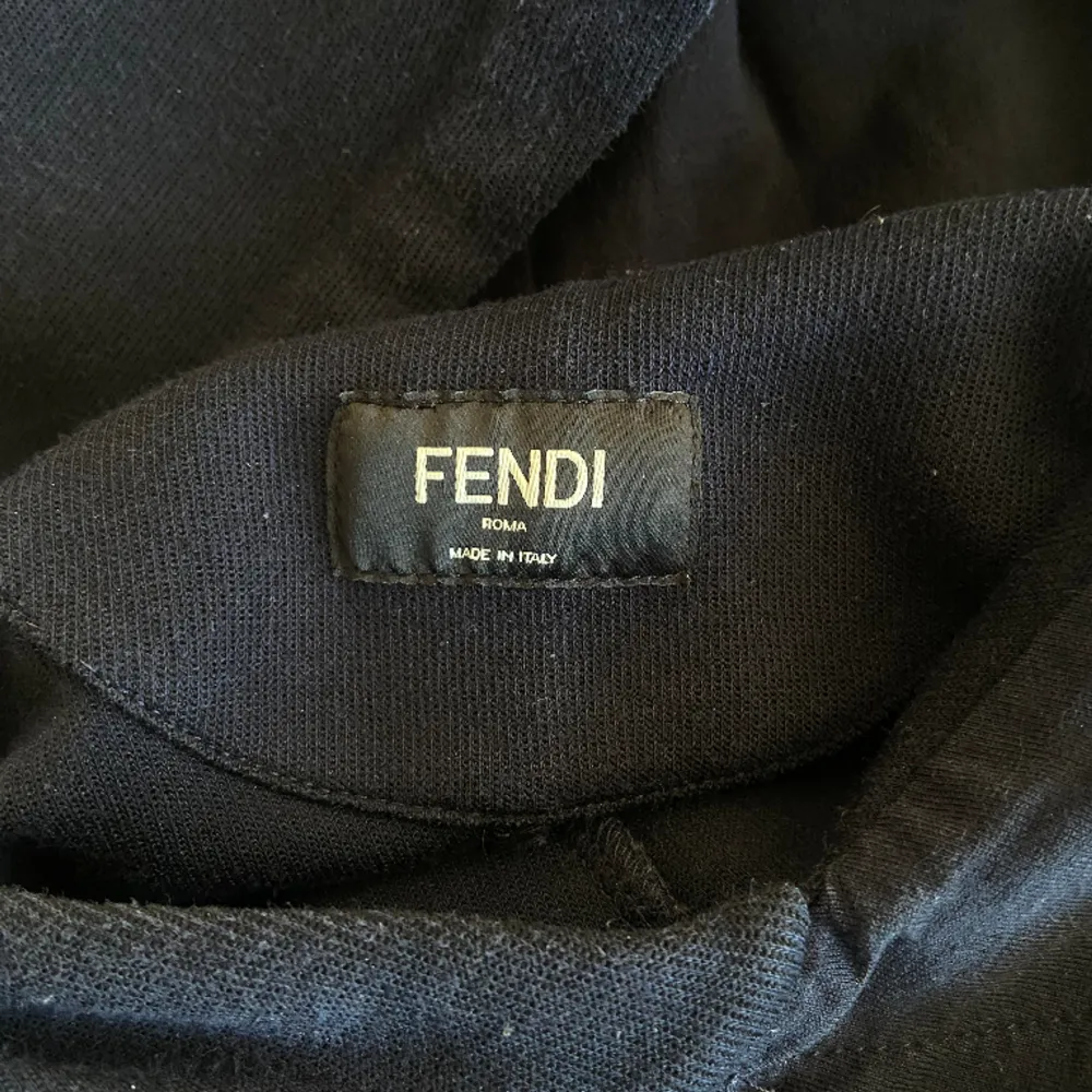 Fendi Logo Hoodie Använd - i gott skick Size 48 fits M/S Ny pris 9000 SEK. Hoodies.