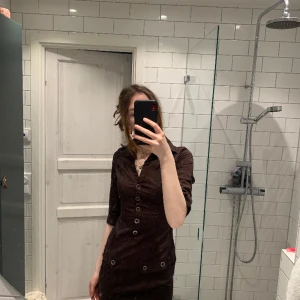 Brun klänning- retro stil  - Söt brun klänning i retro stil som inte sitter som jag vill, storlek 36 men den är stor vid höfterna. 