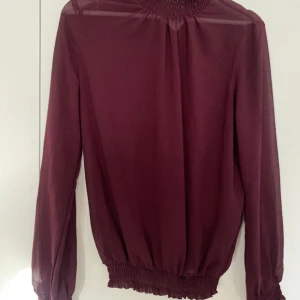 Jättefin blus ❣️ - Snygg blus till olika tillfällen, något genomskinlig!🤍