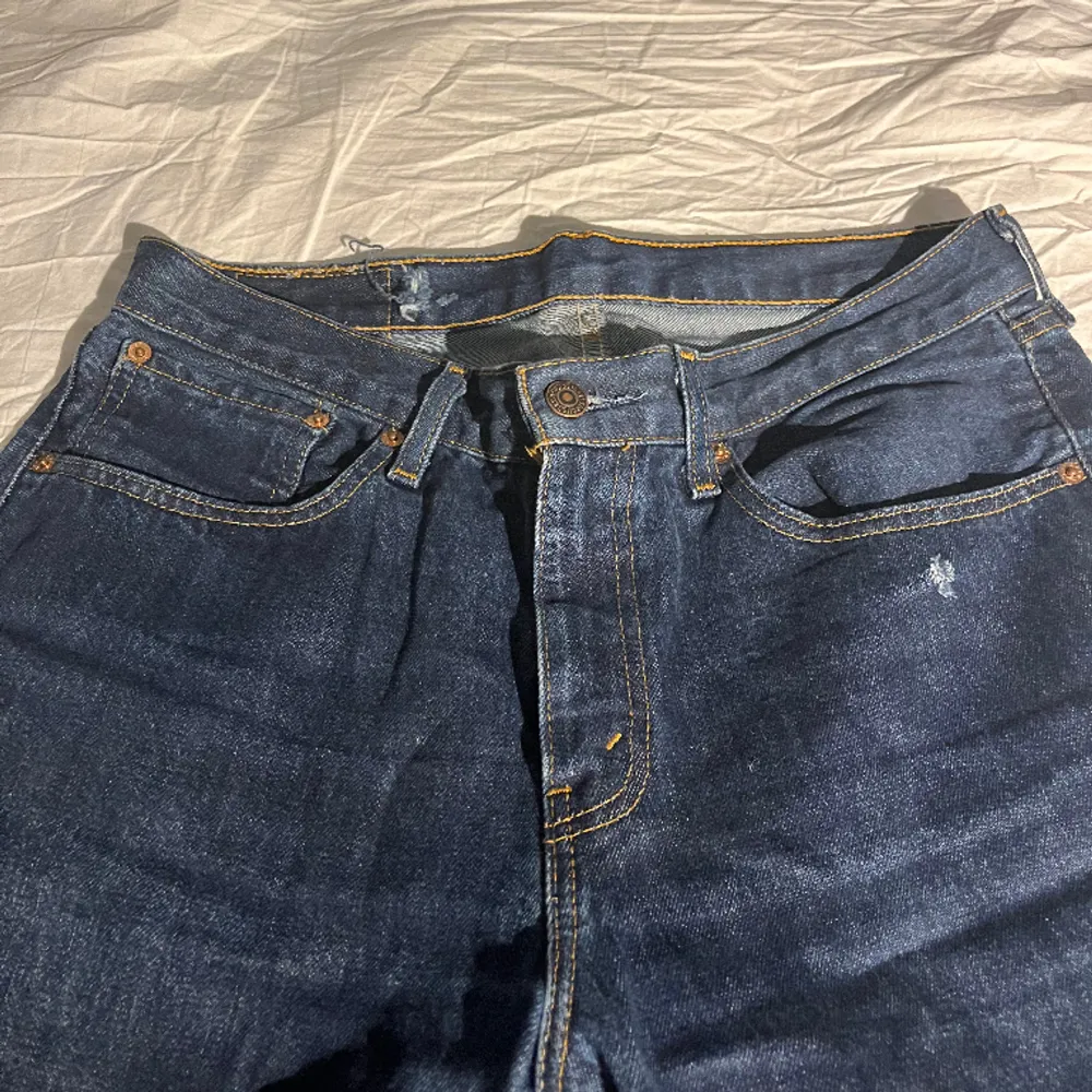 Lågmidjade straight Levi’s jeans. Kan gå ner i pris vid snabb affär!. Jeans & Byxor.